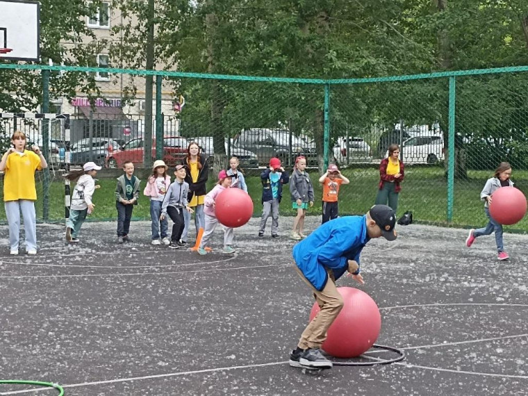 "Праздник мяча" в пришкольном лагере "Жарки".